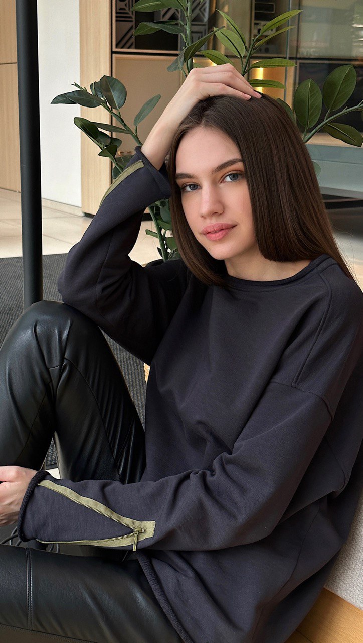 Свитшот с контрастными молниями на рукавах