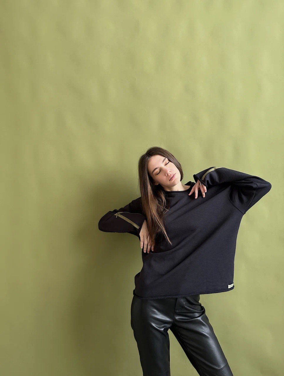 Свитшот с контрастными молниями на рукавах