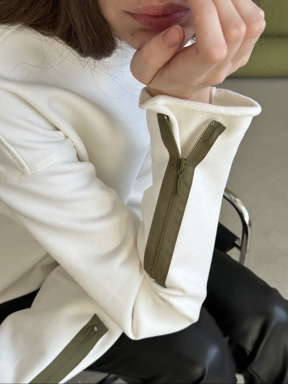 Свитшот с контрастными молниями на рукавах