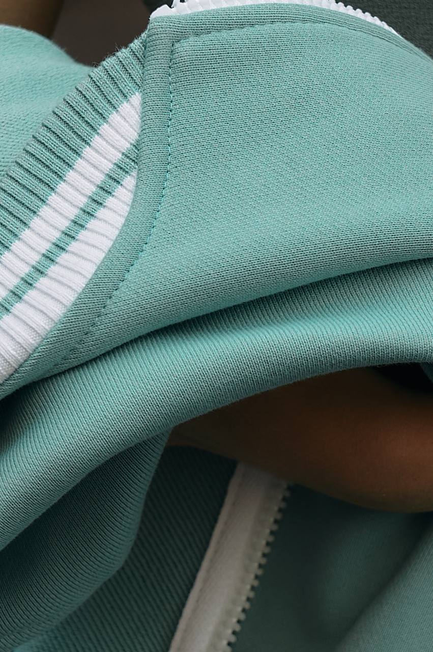 Трикотажный бомбер на молнии