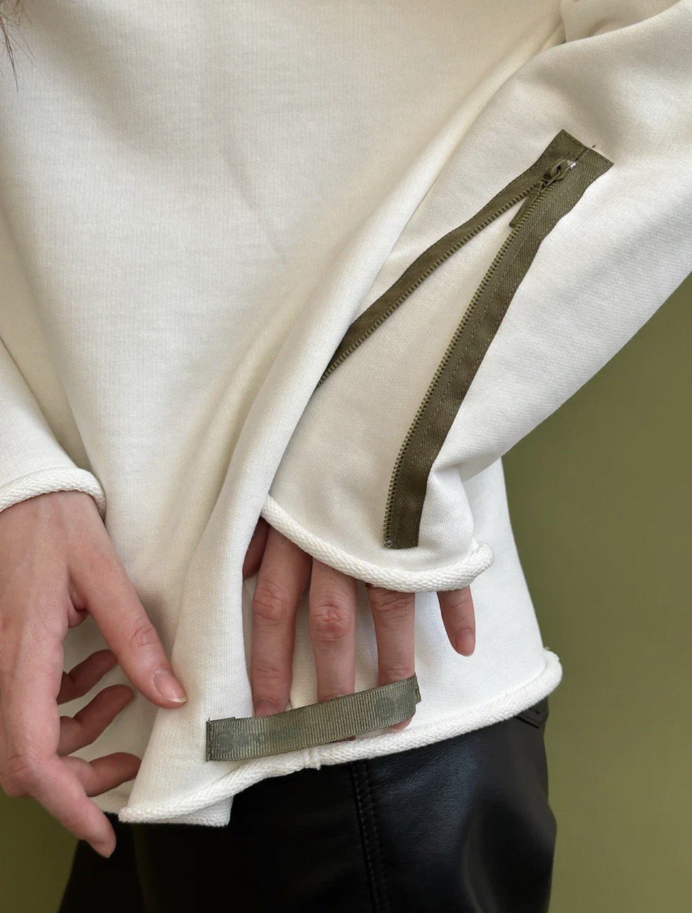 Свитшот с контрастными молниями на рукавах