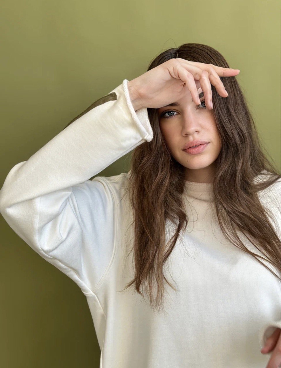 Свитшот с контрастными молниями на рукавах