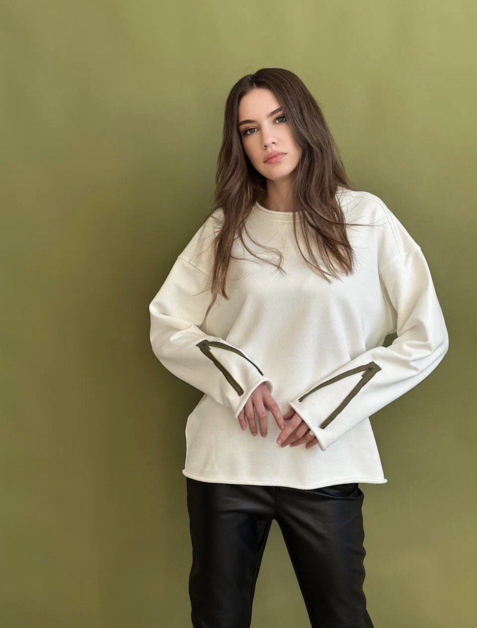 Свитшот с контрастными молниями на рукавах